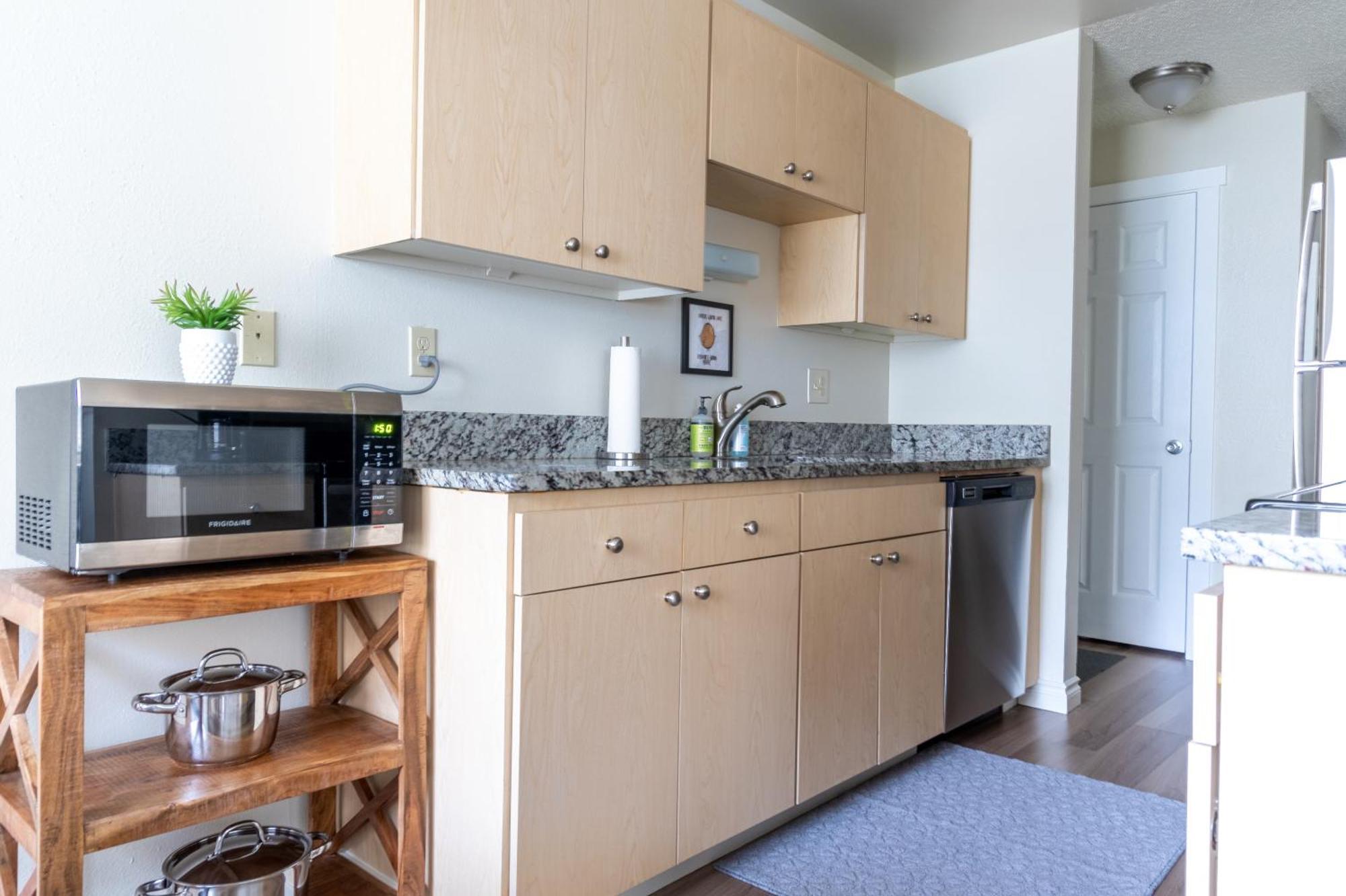 King Bed + Studio! Free Parking, Patio, Wfh Space! Seattle Eksteriør billede